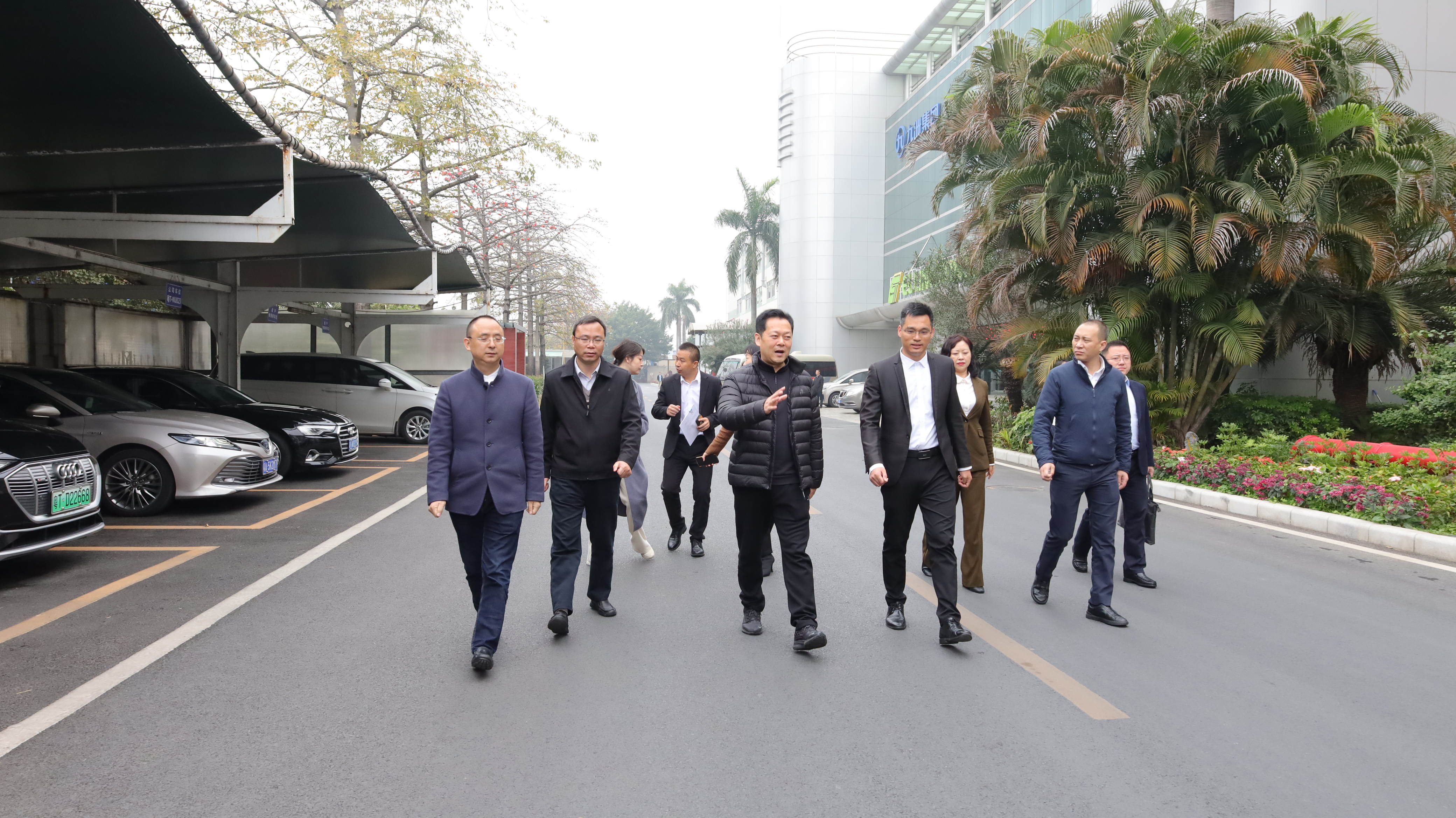 绵阳市副市长一行莅临和记娱乐电子考察调研 